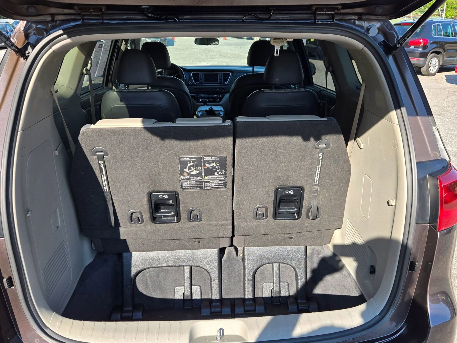 Used 2017 Kia Sedona LX w/ LX Essentials Premium Package image 11