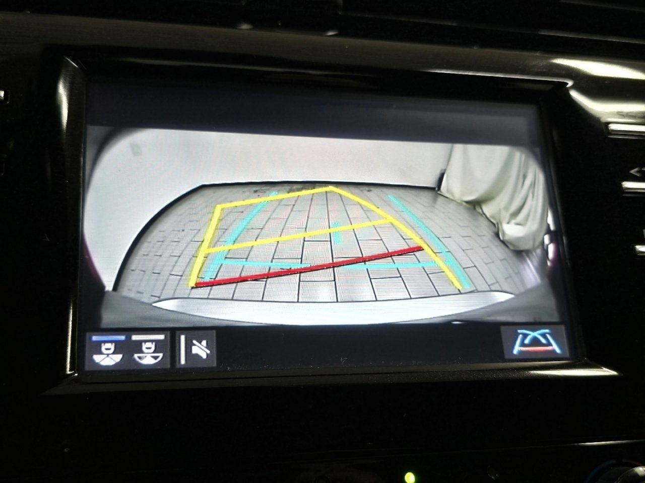 Certified 2019 Toyota Camry LE w/ Convenience Package image 5