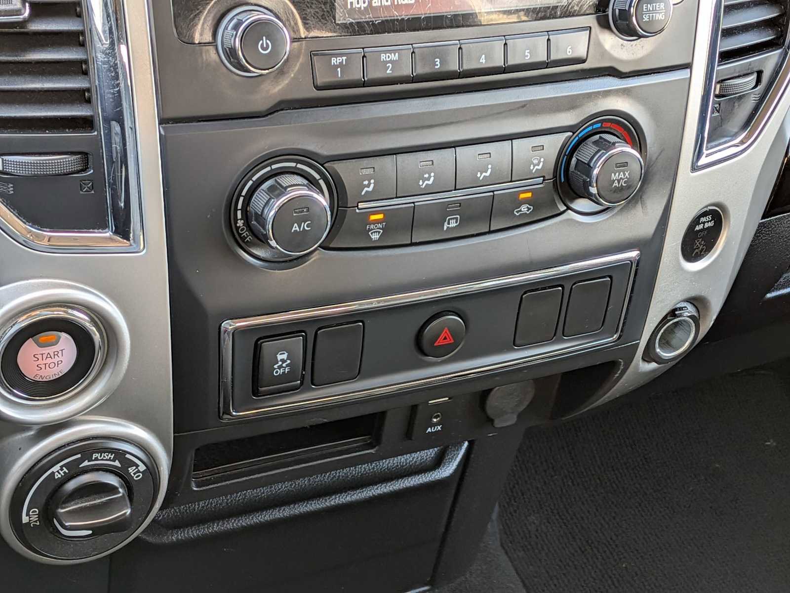 Used 2018 Nissan Titan SV image 27