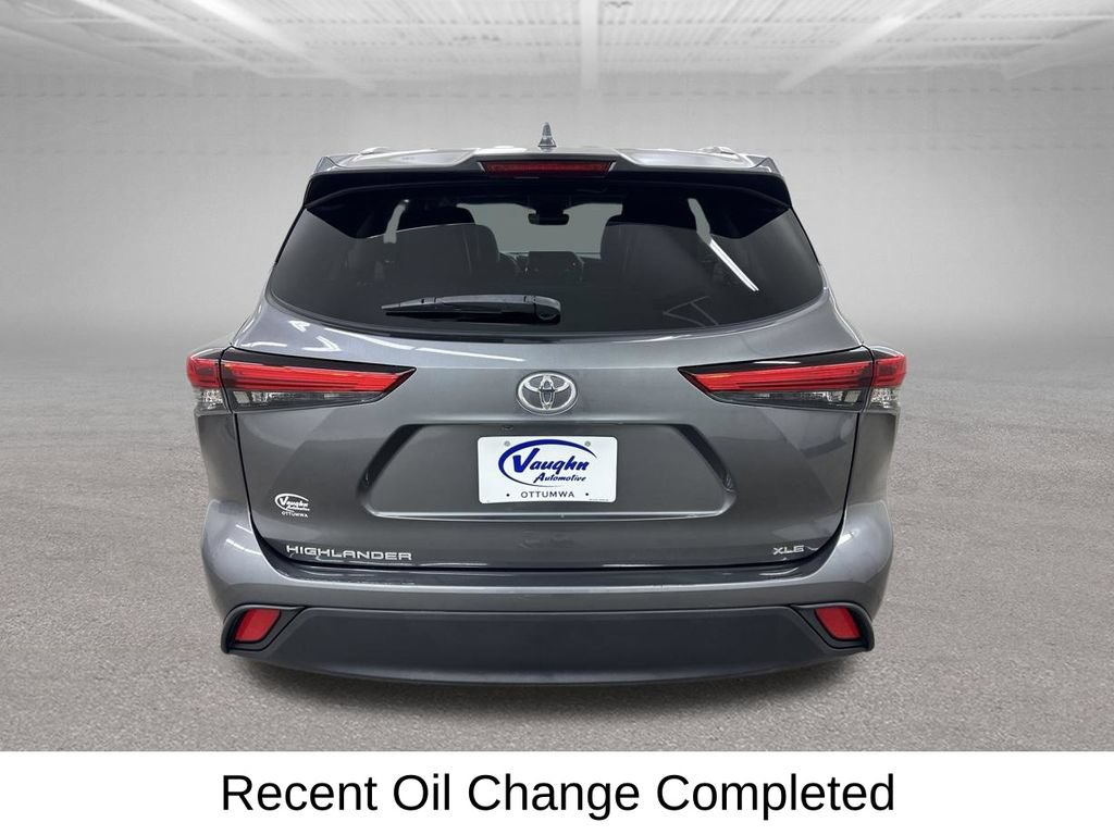 Used 2022 Toyota Highlander XLE FWD image 12