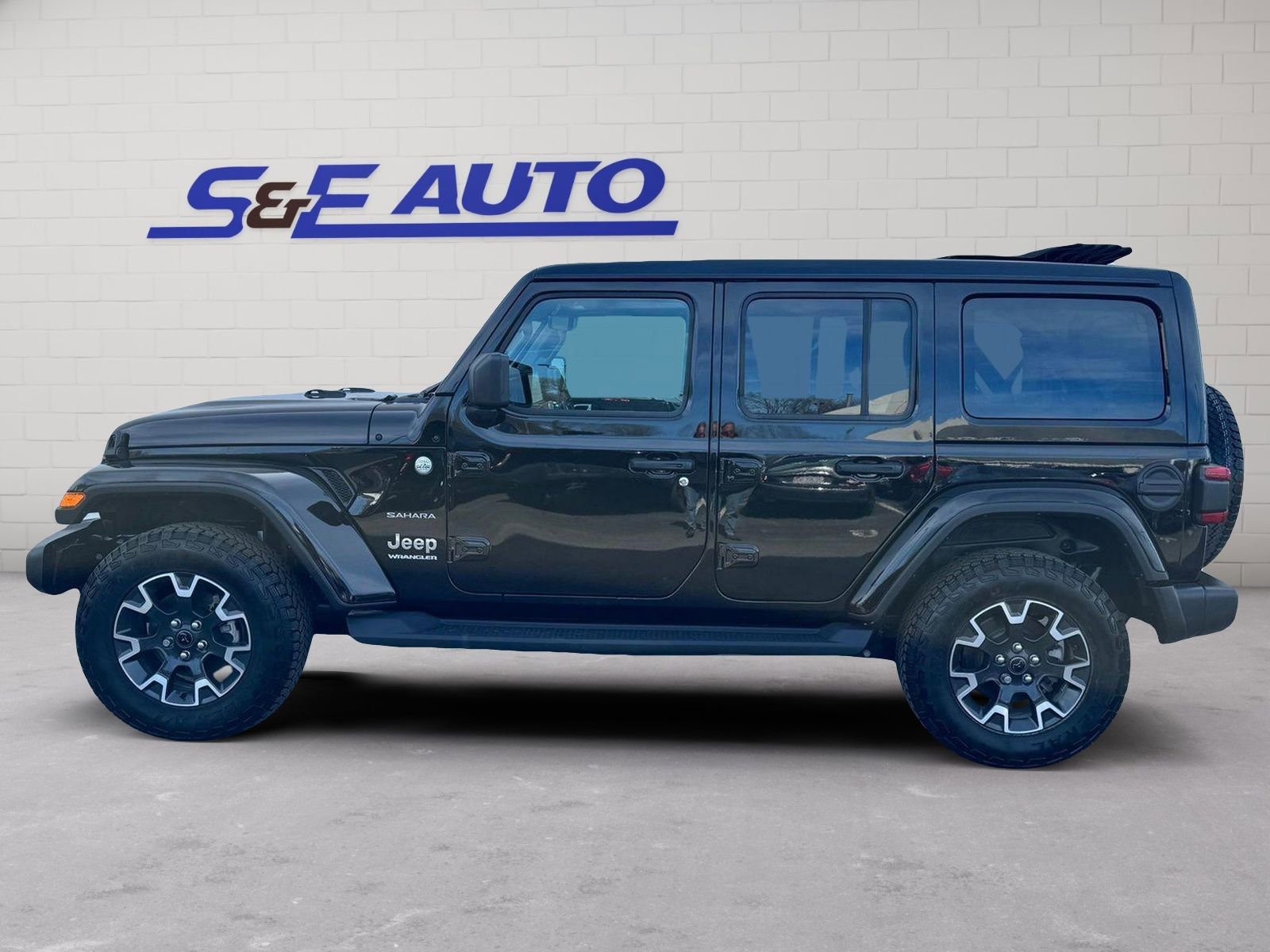 Used 2024 Jeep Wrangler Sahara w/ Technology Group AWD/4WD image 2