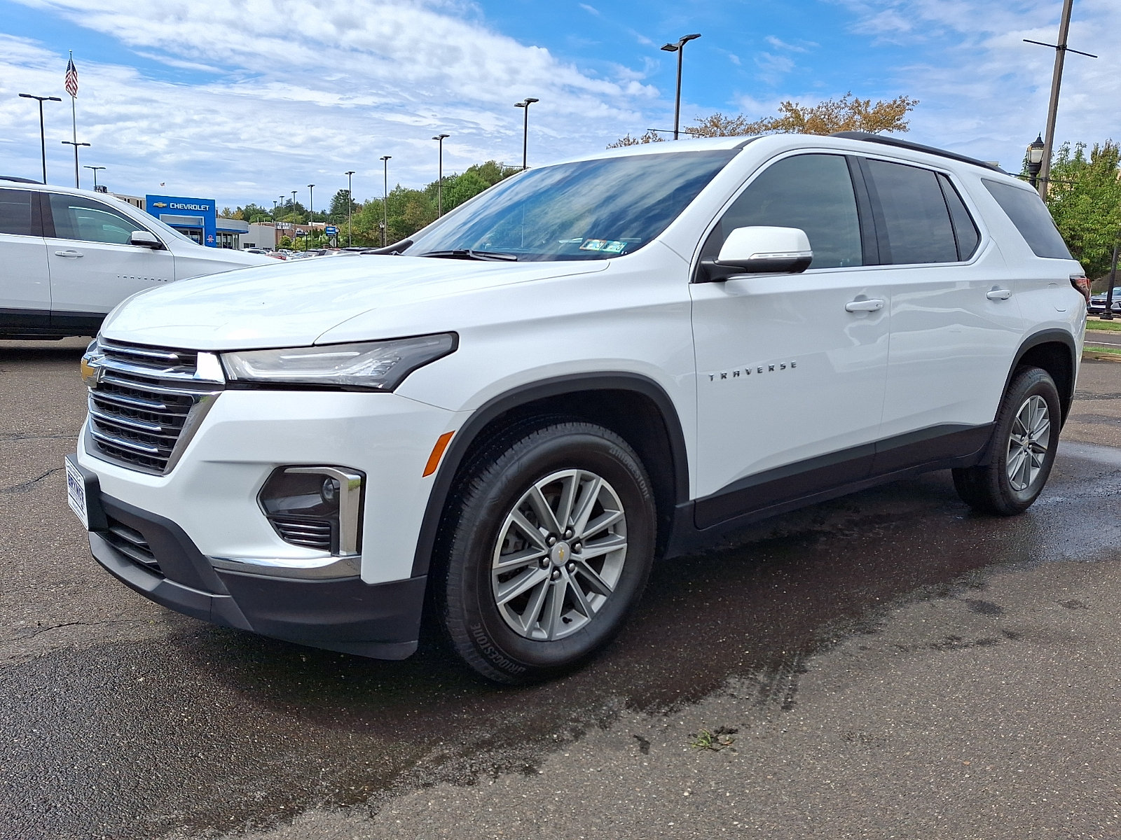 Used 2023 Chevrolet Traverse LT w/ Rear Camera Mirror Package AWD/4WD image 3