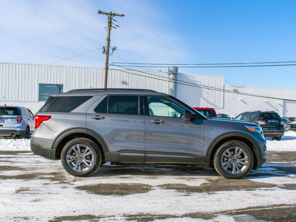 Used 2022 Ford Explorer XLT image 3