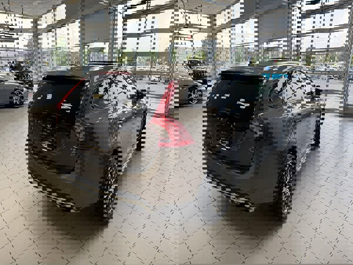Used 2018 Volvo V60 T5 Cross Country w/ Convenience Package image 11