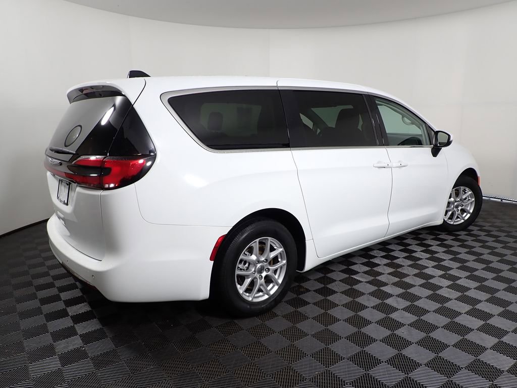 Used 2023 Chrysler Pacifica Touring-L FWD image 20