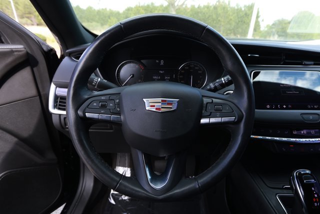 Used 2022 Cadillac XT4 Luxury w/ Cold Weather Package FWD image 11