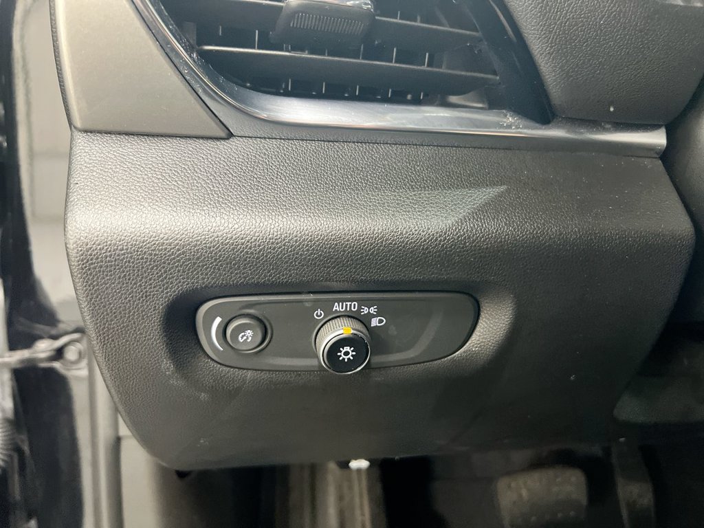 Used 2022 Chevrolet Traverse LT FWD image 17
