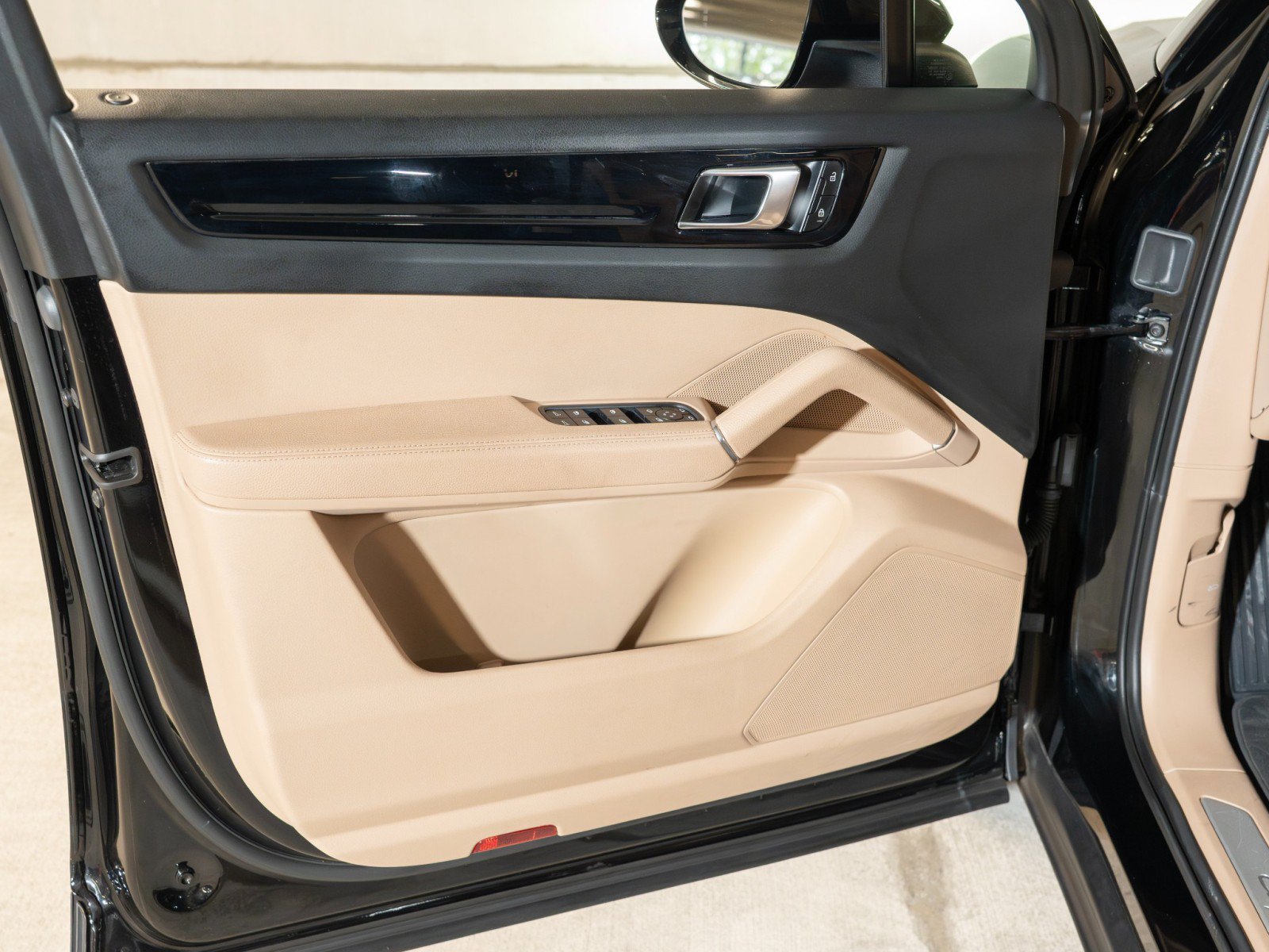 Certified 2022 Porsche Cayenne AWD/4WD image 17