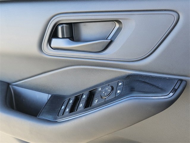 Used 2025 Nissan Rogue S image 28