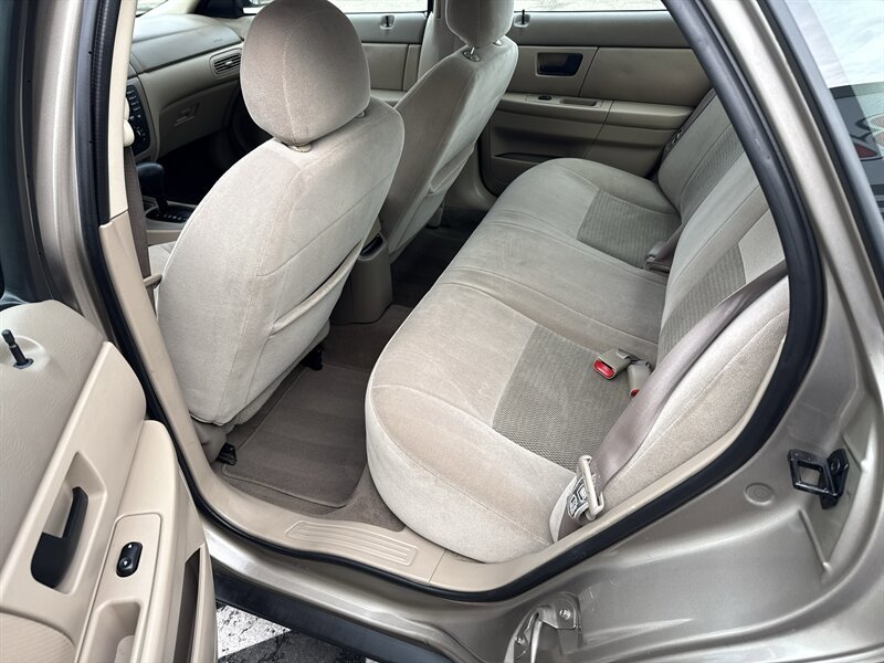 Used 2003 Ford Taurus SE image 17