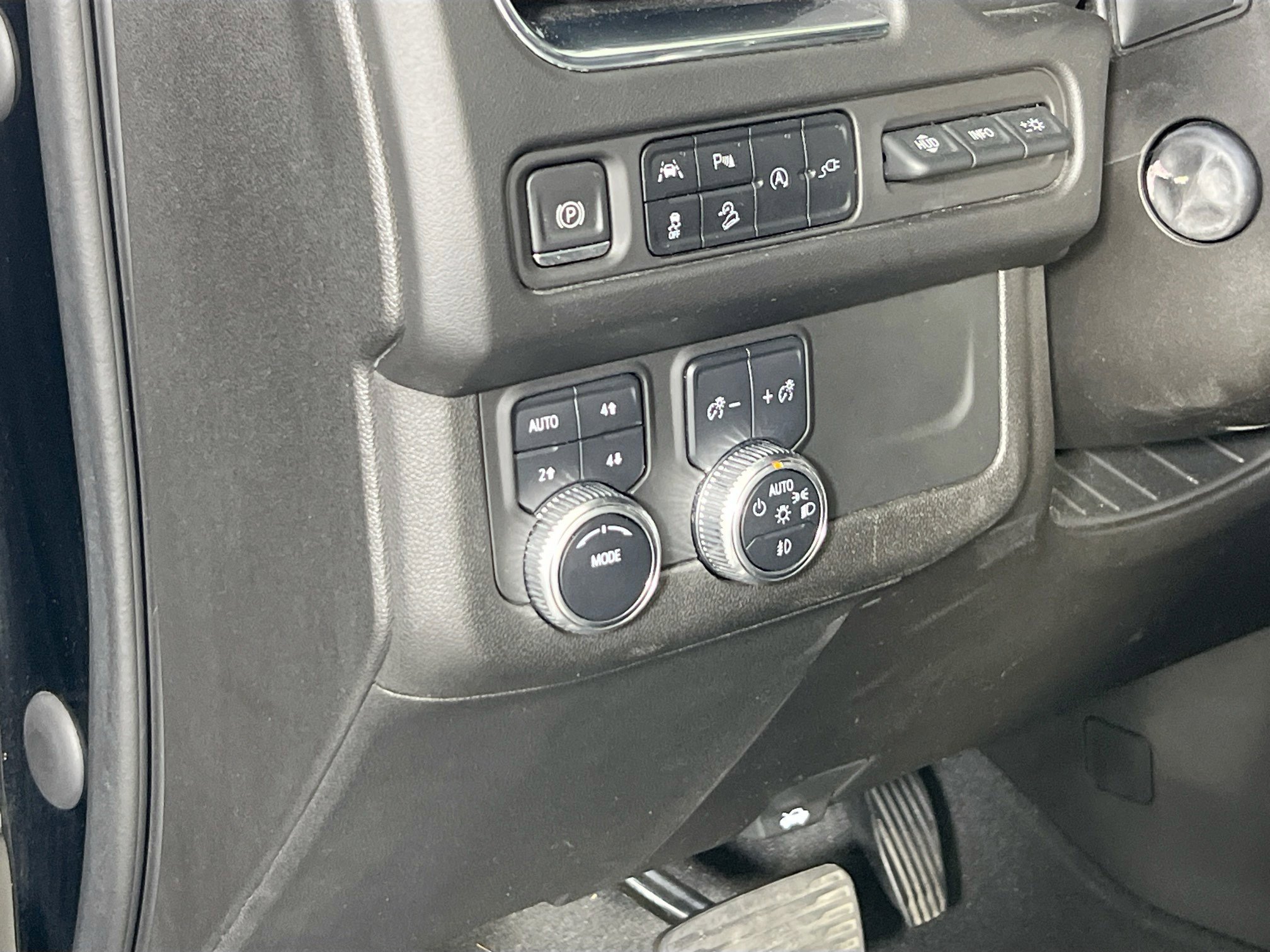 Used 2021 GMC Yukon AT4 w/ AT4 Premium Package AWD/4WD image 10