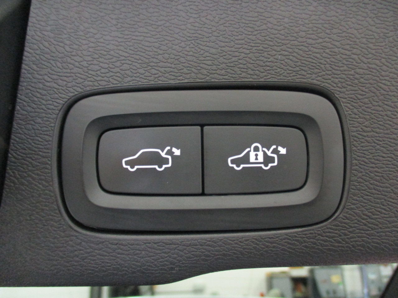 Used 2022 Volvo XC60 B5 Momentum image 16