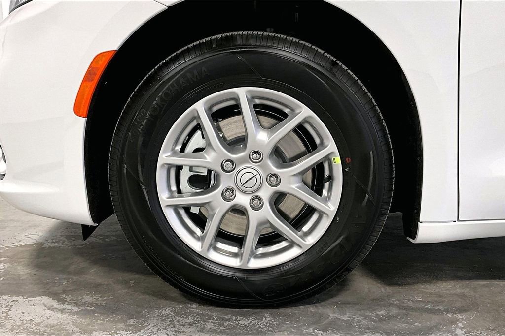 New 2026 Chrysler Pacifica Select image 30