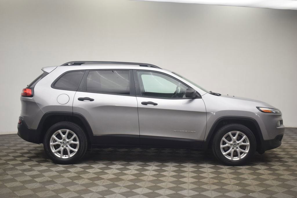 Used 2016 Jeep Cherokee Sport image 11