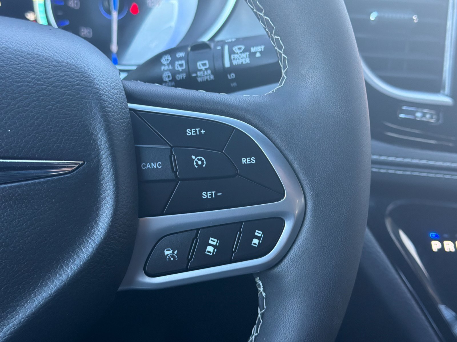 Used 2026 Chrysler Pacifica Limited FWD image 29