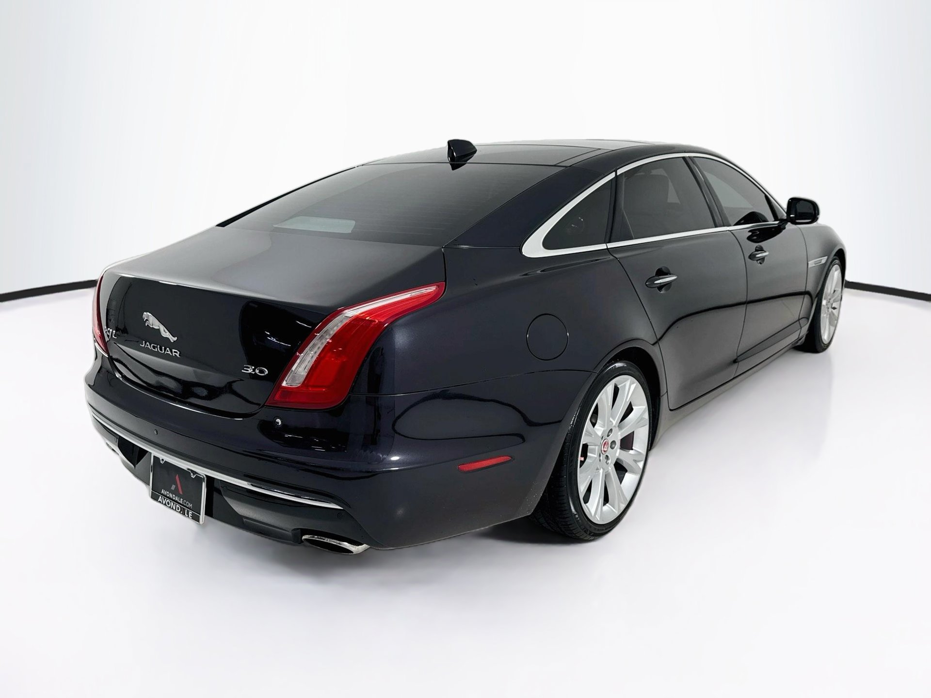 Used 2017 Jaguar XJ L Portfolio RWD image 8