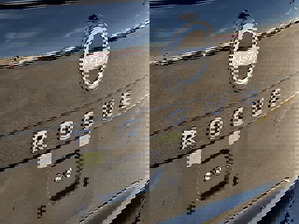 Used 2025 Nissan Rogue SV image 30