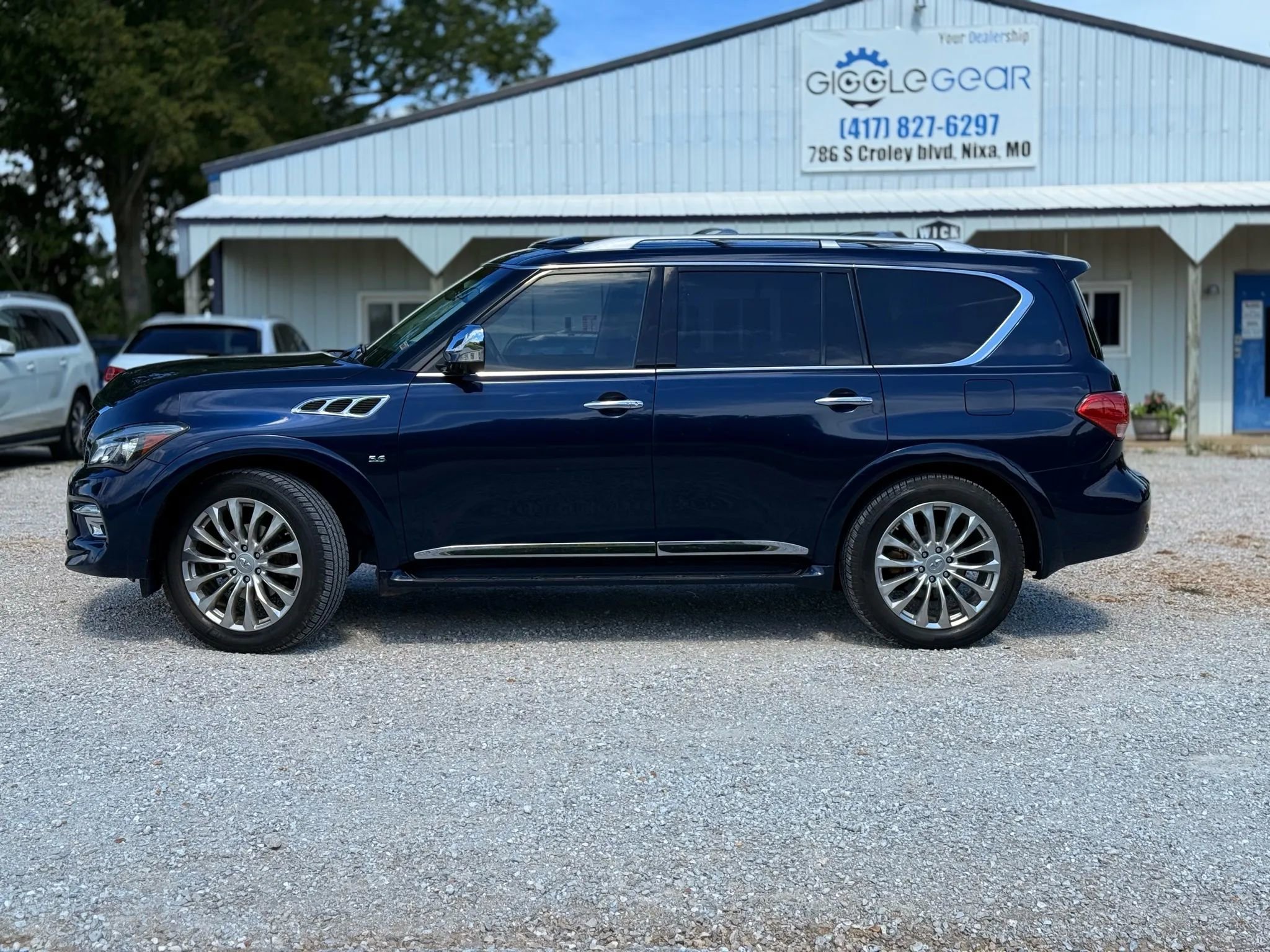 Used 2015 INFINITI QX80 4WD w/ Deluxe Technology Package image 2