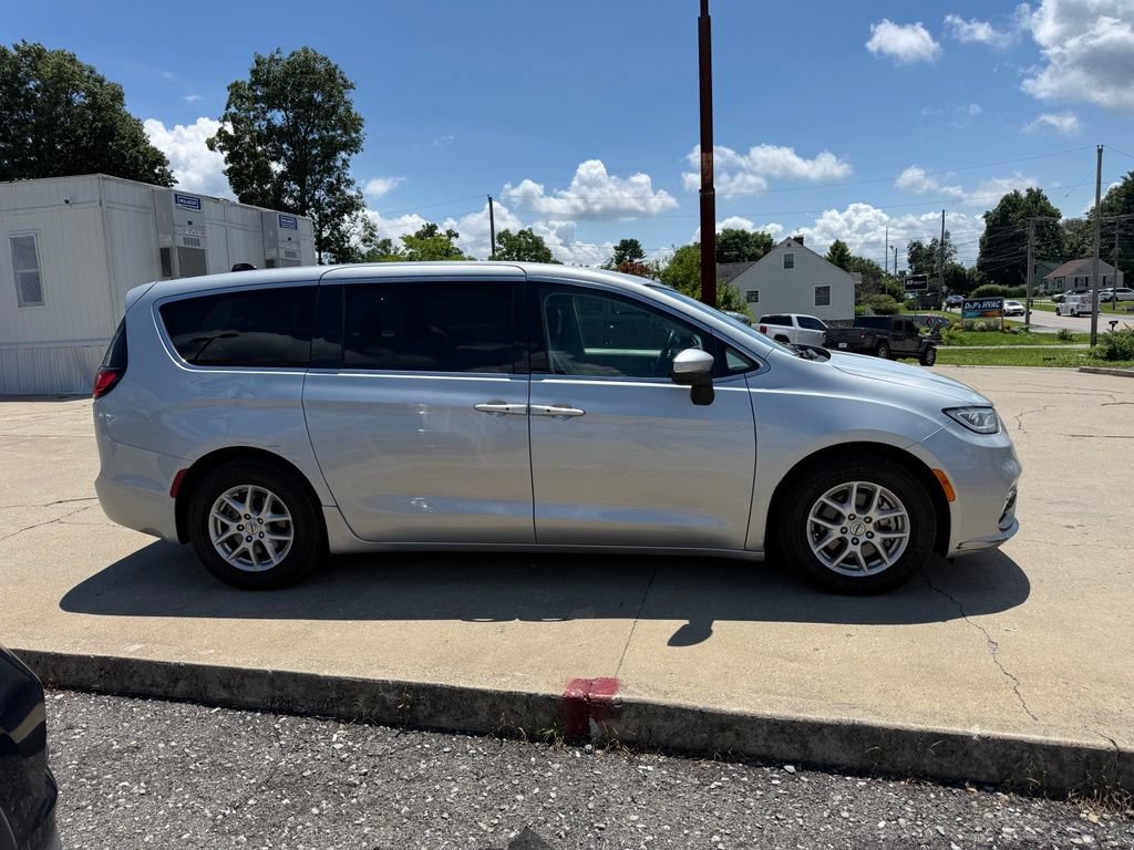 Used 2023 Chrysler Pacifica Touring-L FWD image 5