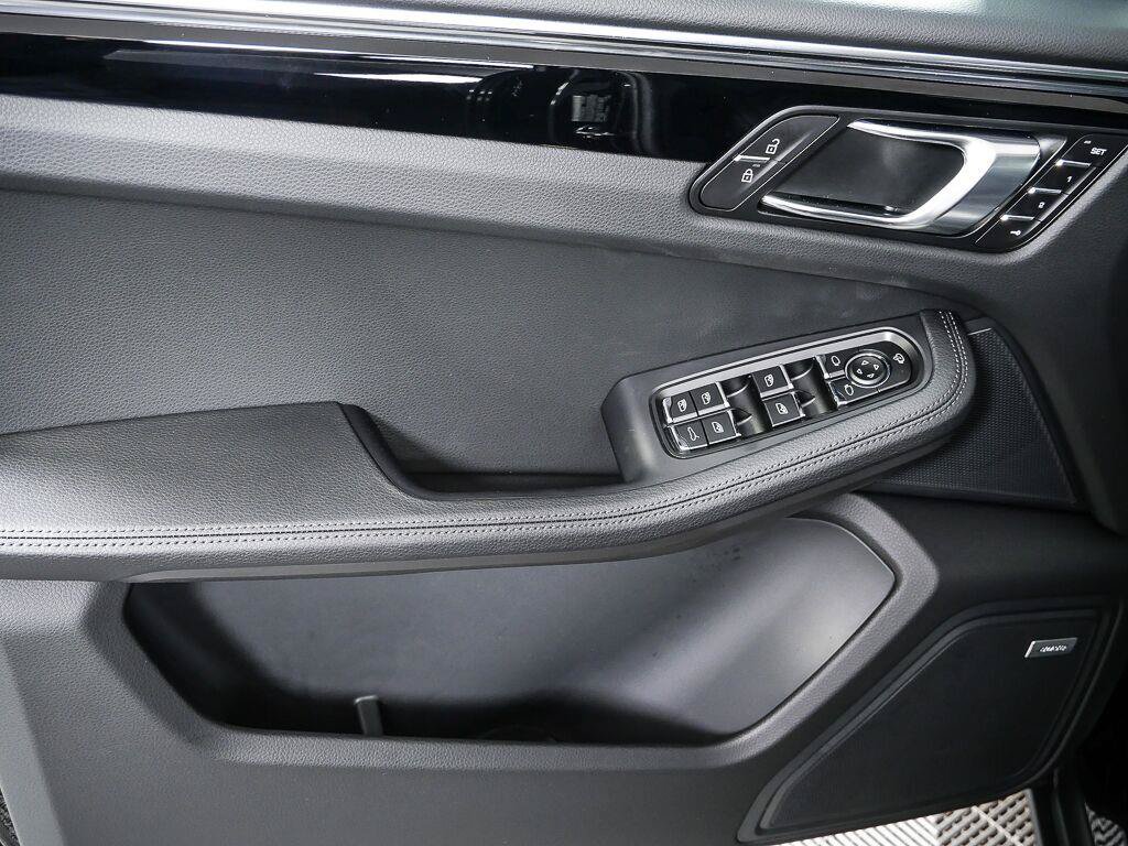 Certified 2026 Porsche Macan Turbo AWD/4WD image 6