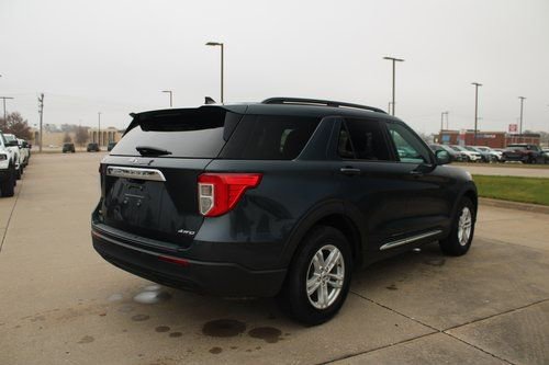 Used 2022 Ford Explorer XLT image 2