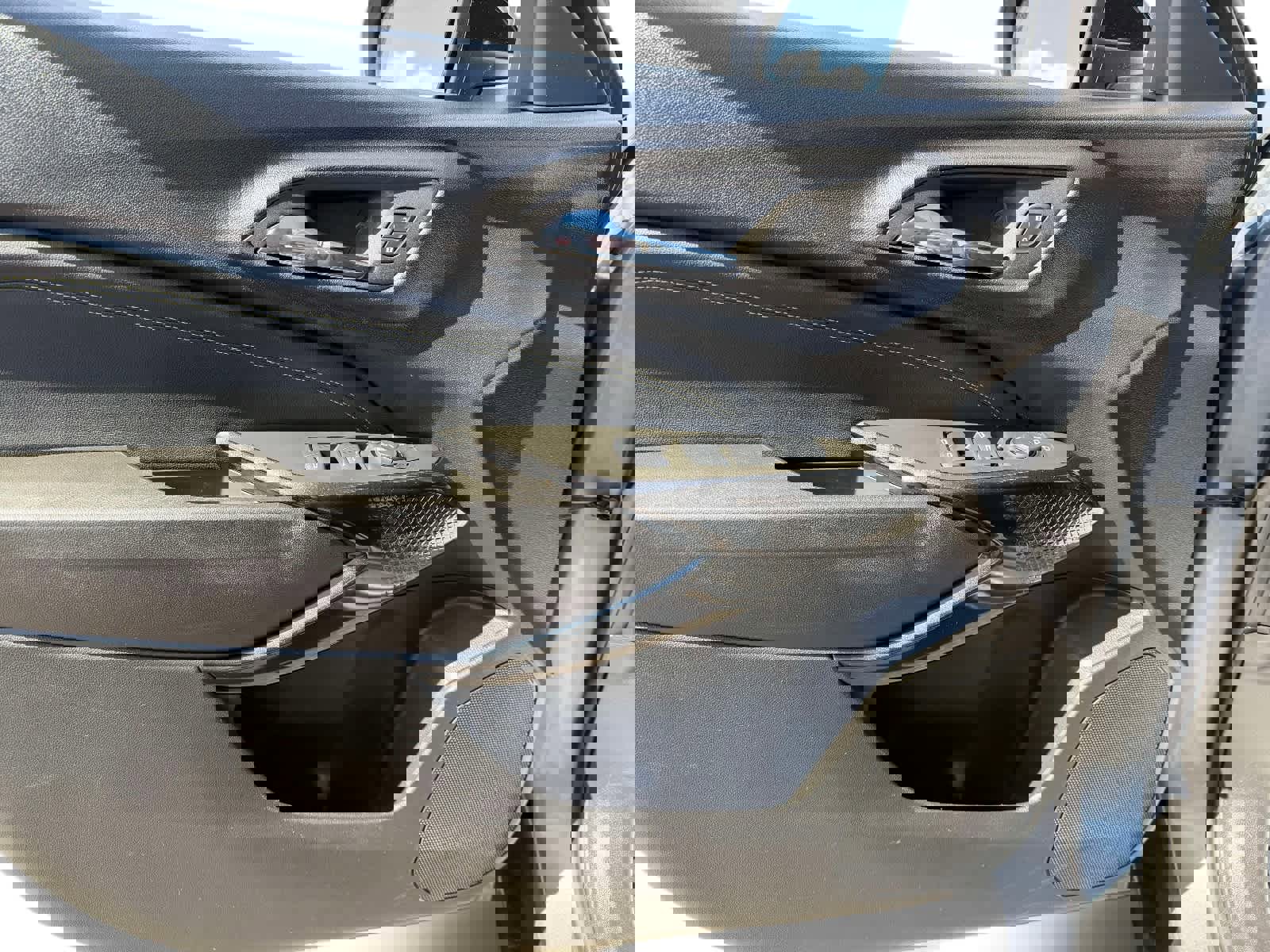 Used 2024 Chevrolet Trax ACTIV w/ Sunroof Package image 15