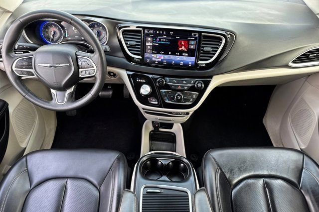 Used 2023 Chrysler Pacifica Touring-L image 15
