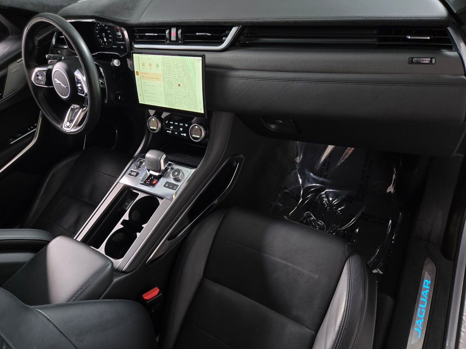 Used 2023 Jaguar F-PACE SVR image 19