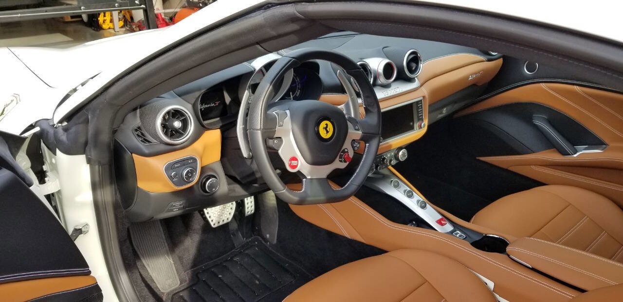 Used 2017 Ferrari California T RWD image 6