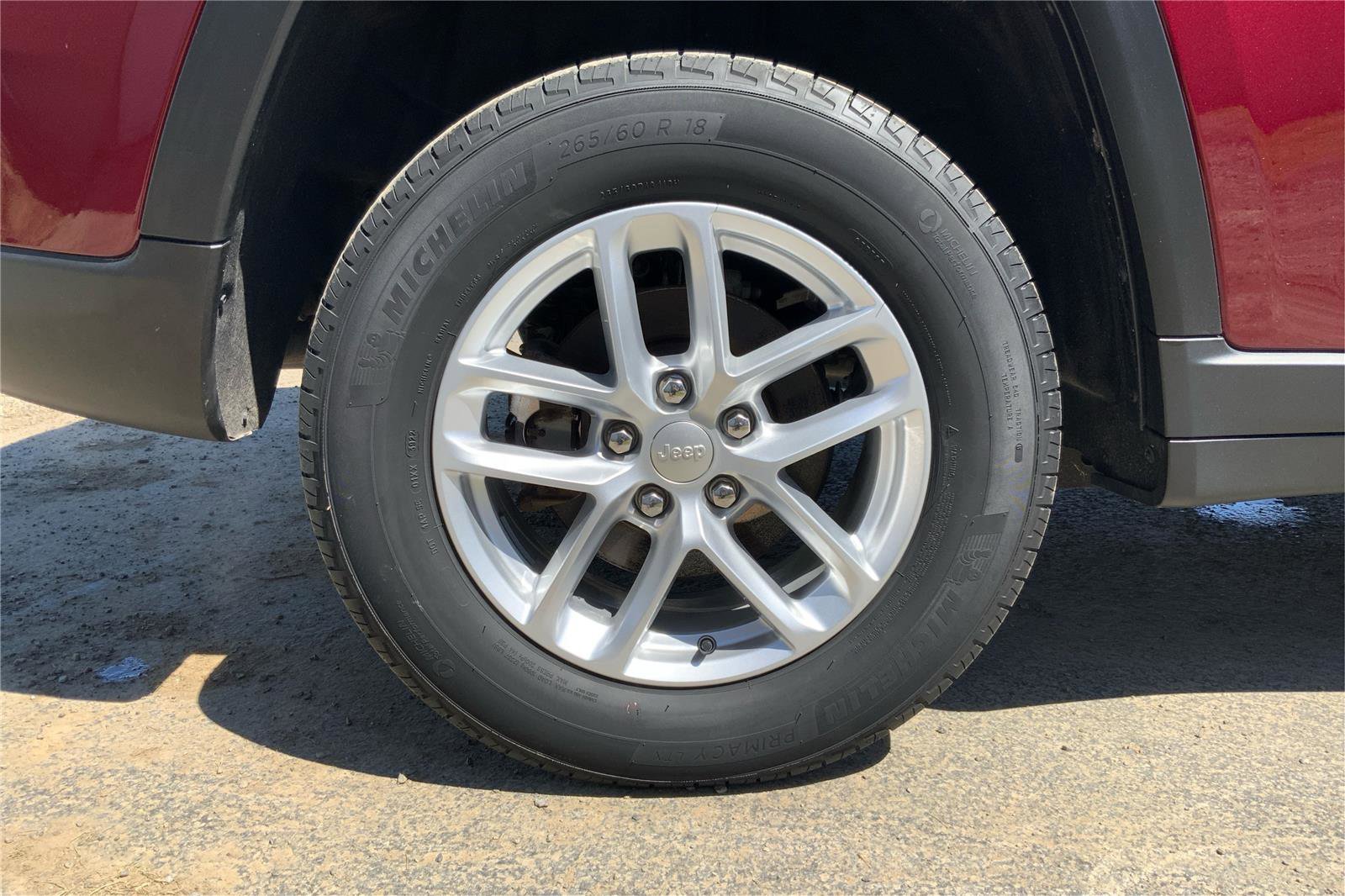 Used 2023 Jeep Grand Cherokee Laredo AWD/4WD image 28