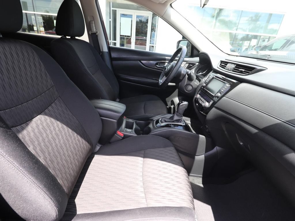 Used 2018 Nissan Rogue SV FWD image 13
