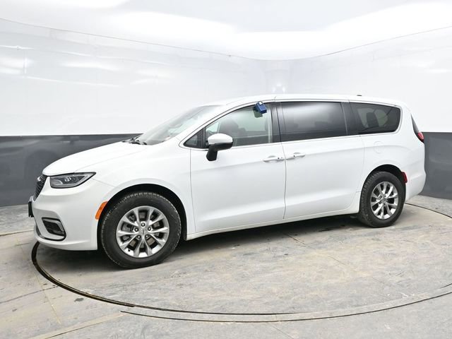 Used 2023 Chrysler Pacifica Touring-L image 3