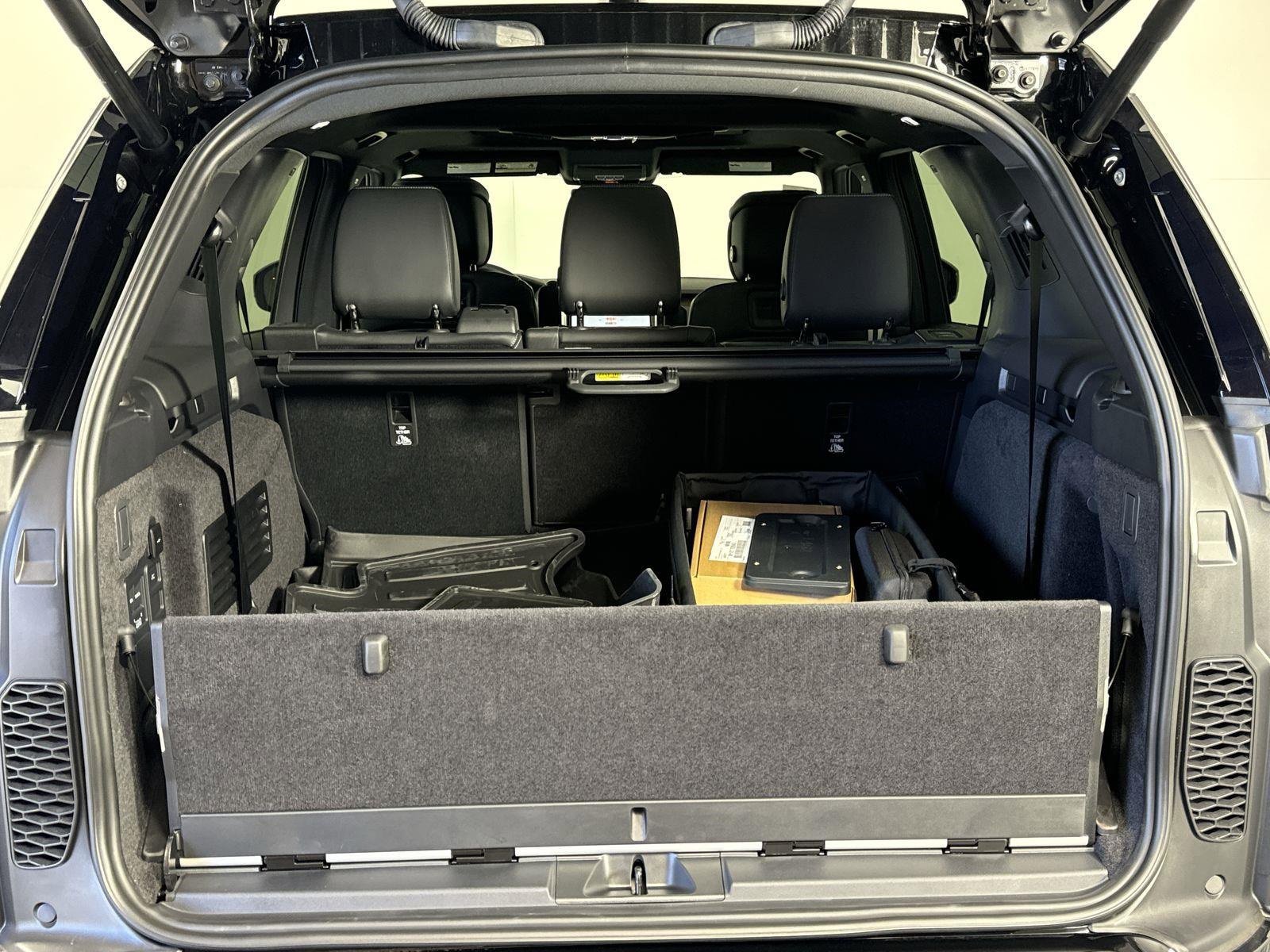 Certified 2025 Land Rover Discovery Dynamic SE image 31