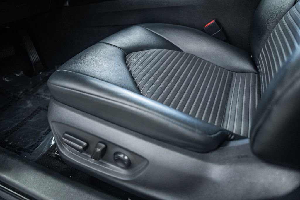 Used 2018 Toyota Camry SE w/ Moonroof Package image 31