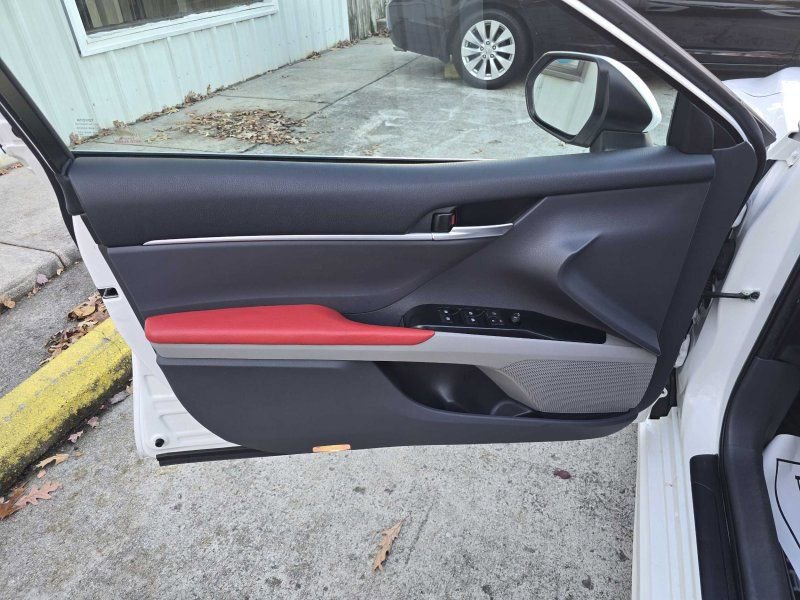 Used 2018 Toyota Camry SE image 15