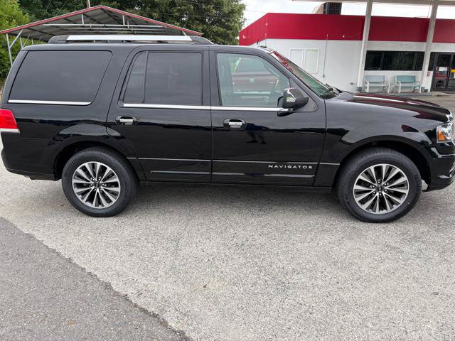 Used 2016 Lincoln Navigator Select AWD/4WD image 3