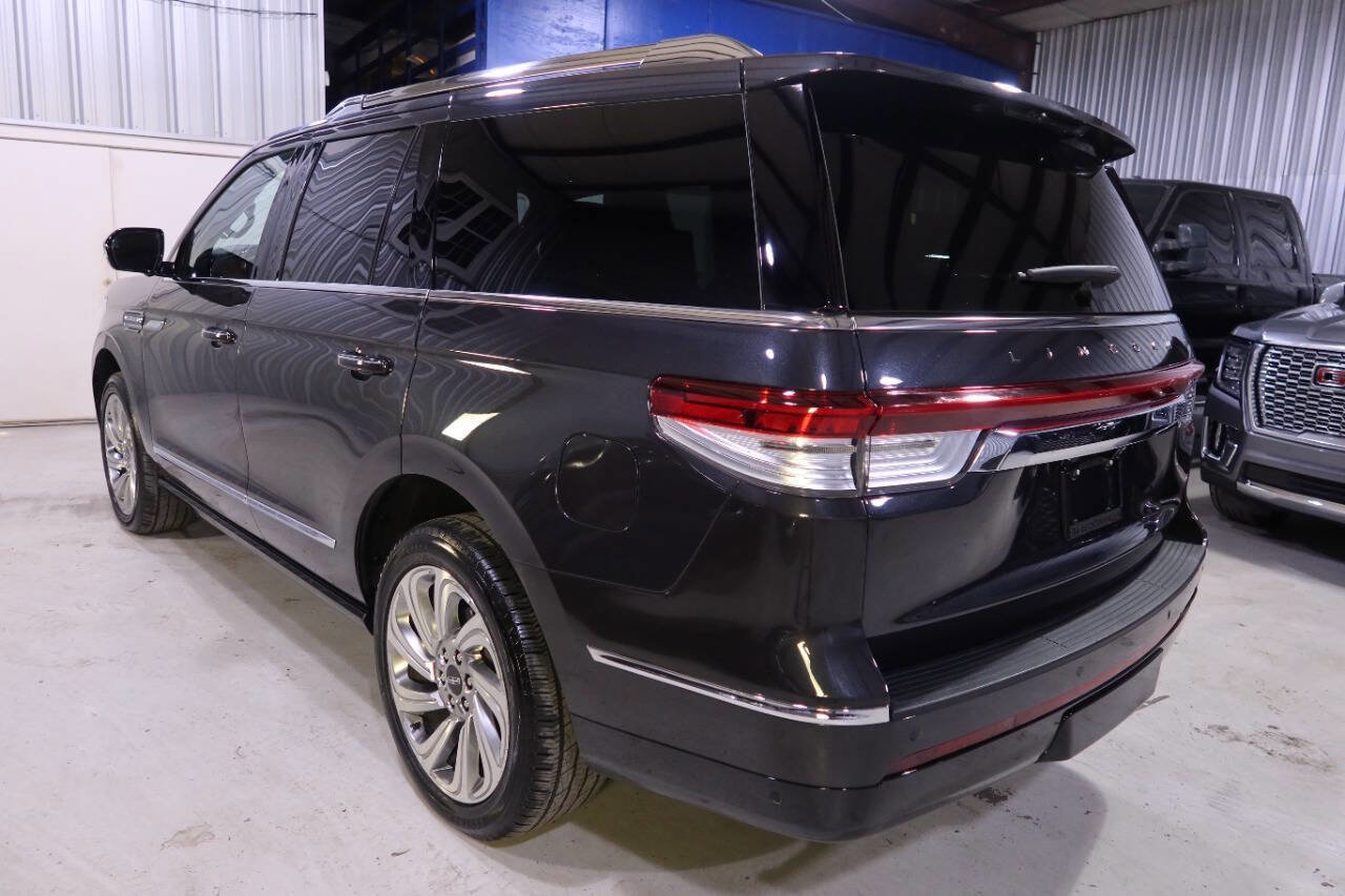 Used 2024 Lincoln Navigator Reserve image 3