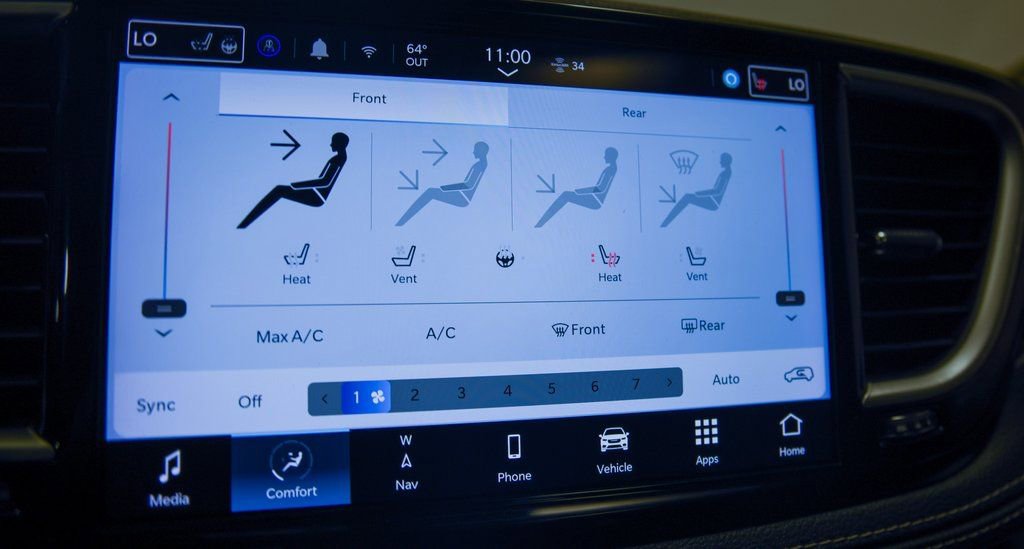 Used 2023 Chrysler Pacifica Limited FWD image 26