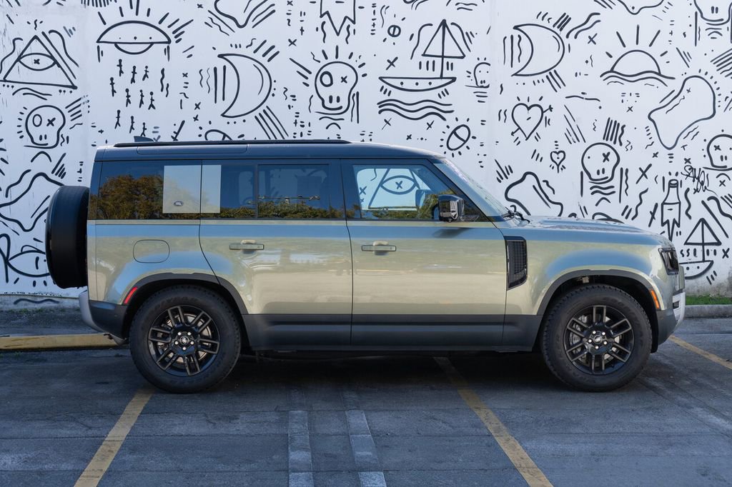 Used 2023 Land Rover Defender 110 SE image 4