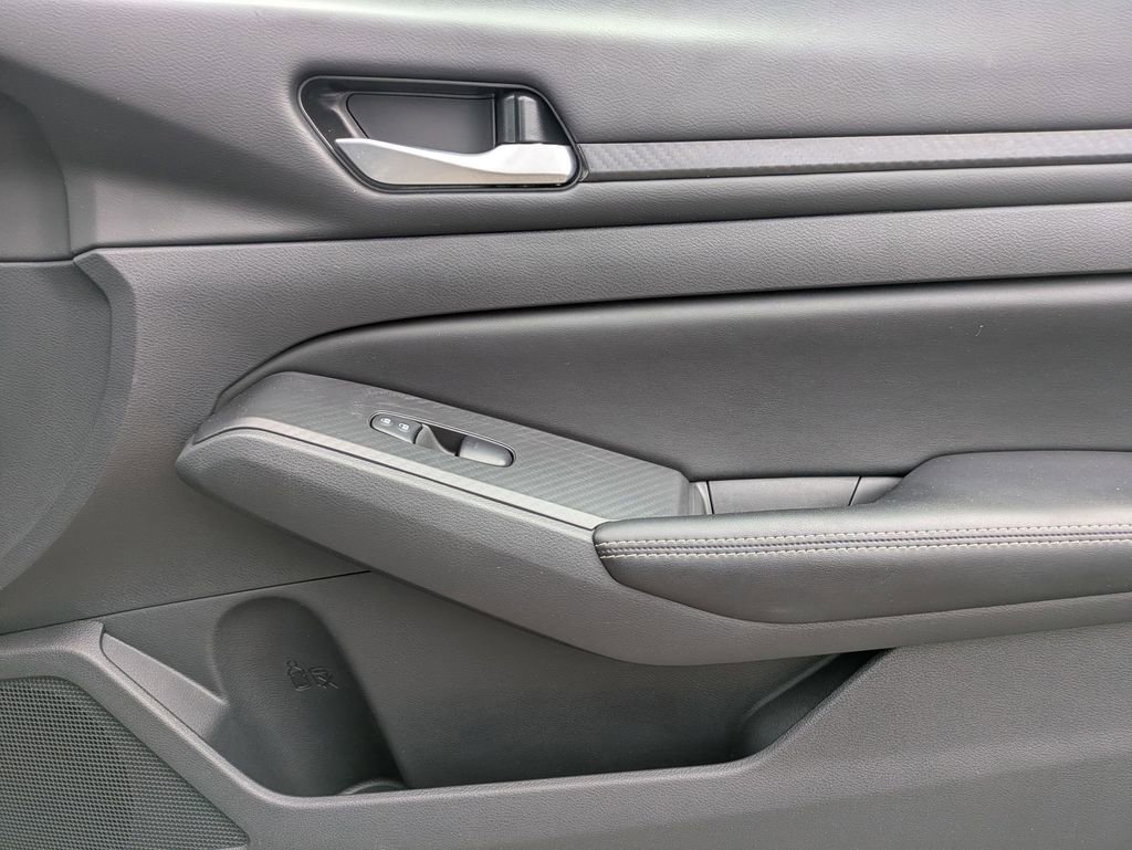Used 2025 Nissan Altima 2.5 SV FWD image 31