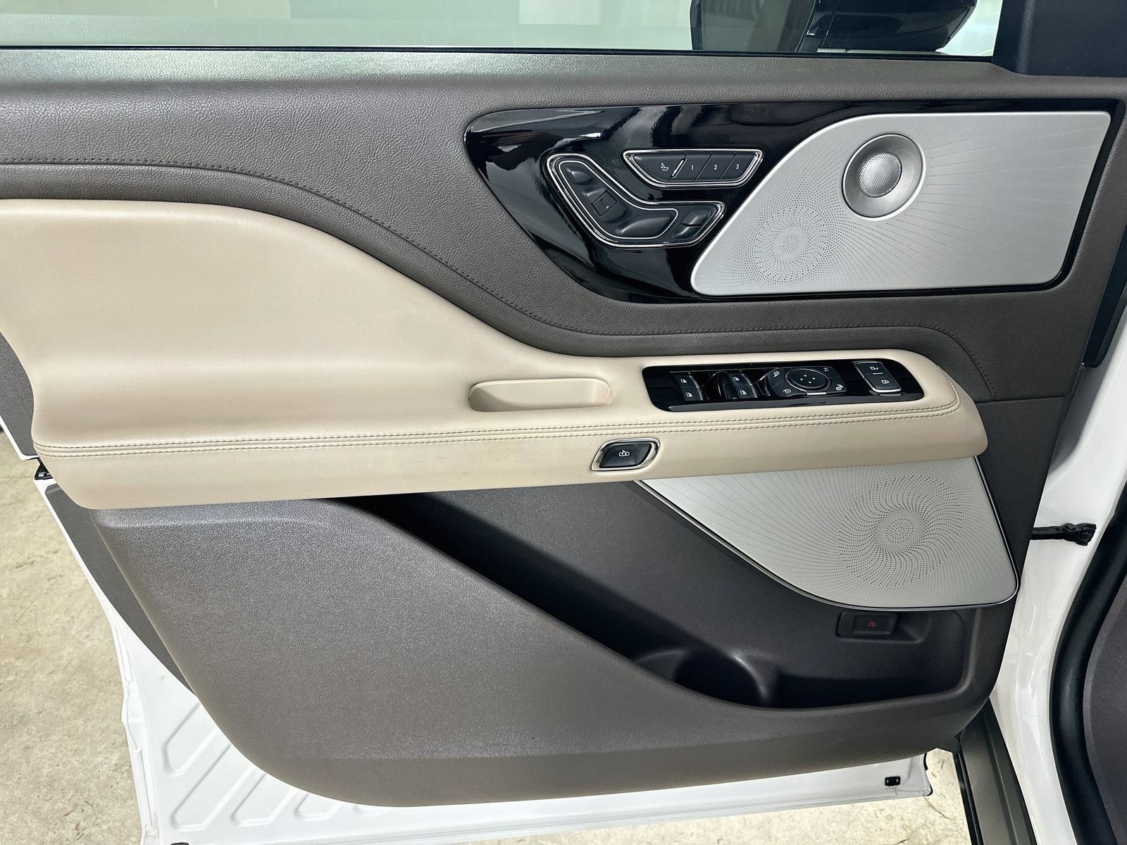Used 2023 Lincoln Aviator Reserve w/ Equipment Group 201A AWD/4WD image 17