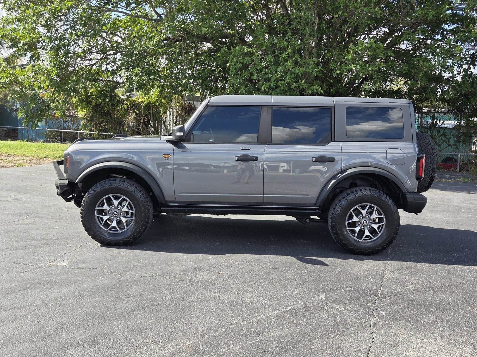Used 2023 Ford Bronco Badlands image 2