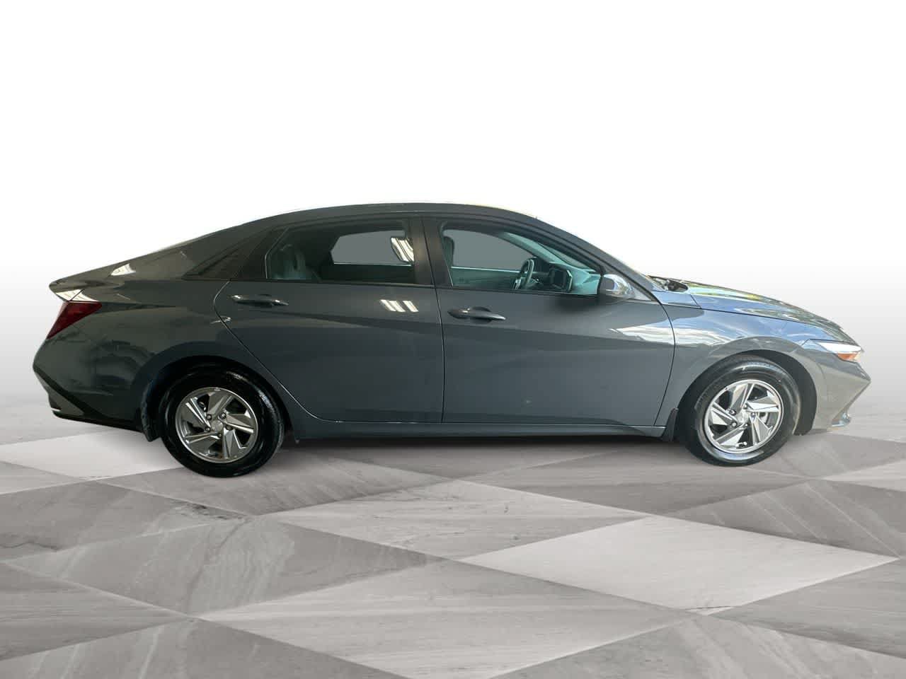 Used 2025 Hyundai Elantra SE FWD image 9