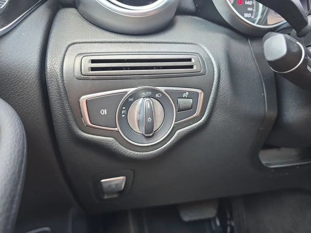 Used 2017 Mercedes-Benz GLC 300 4MATIC image 25