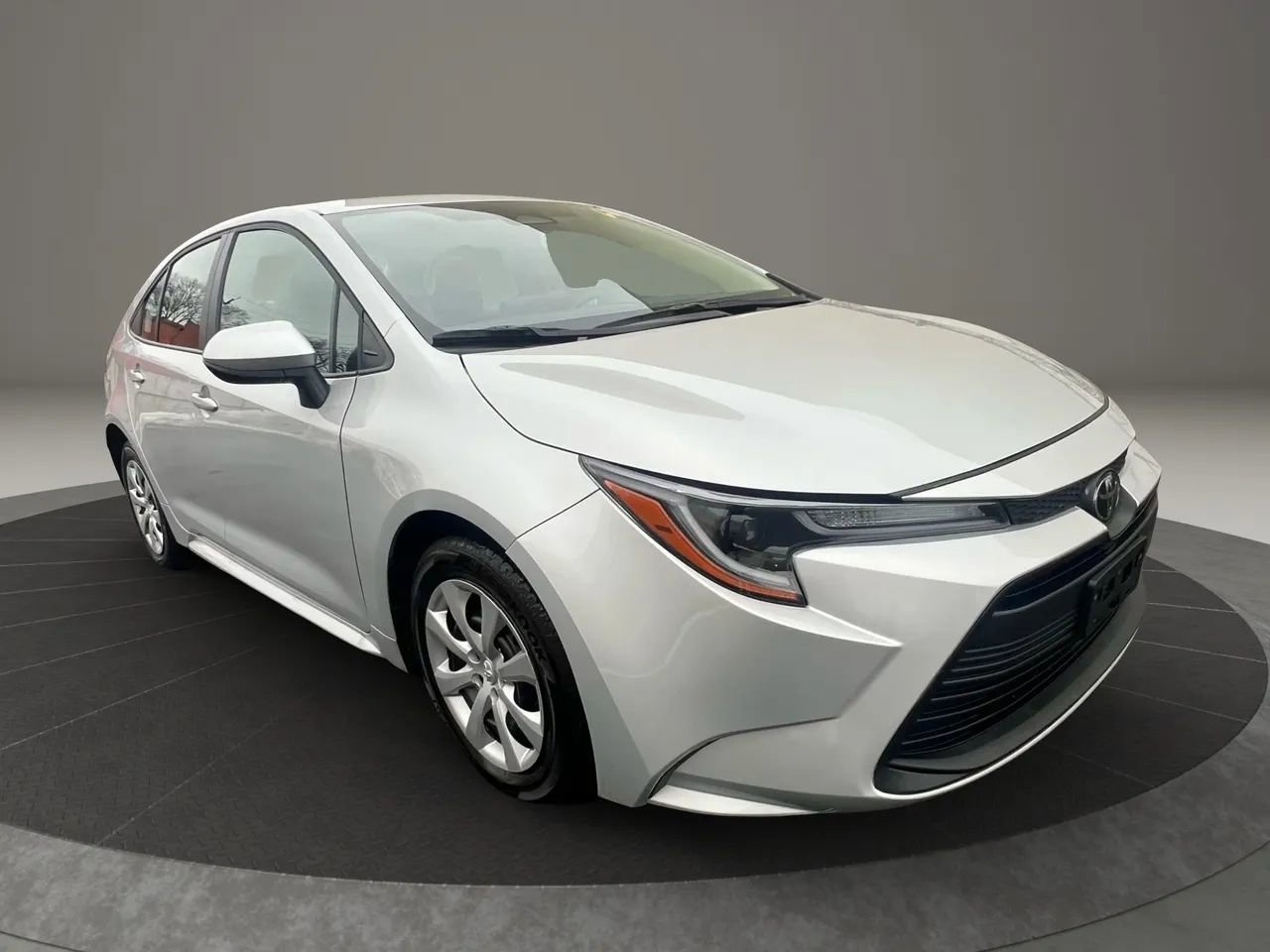 Used 2025 Toyota Corolla LE image 3