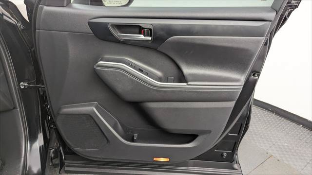 Used 2023 Toyota Highlander XSE FWD image 24