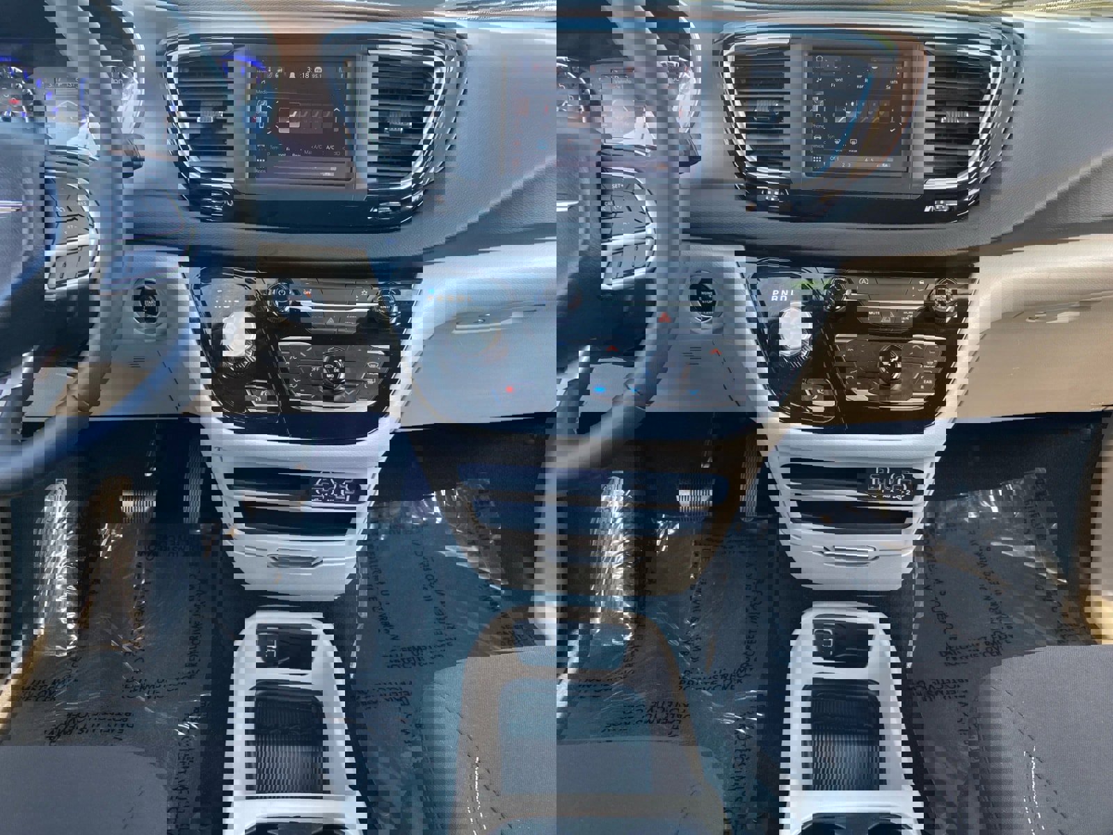 Used 2023 Chrysler Voyager LX image 11