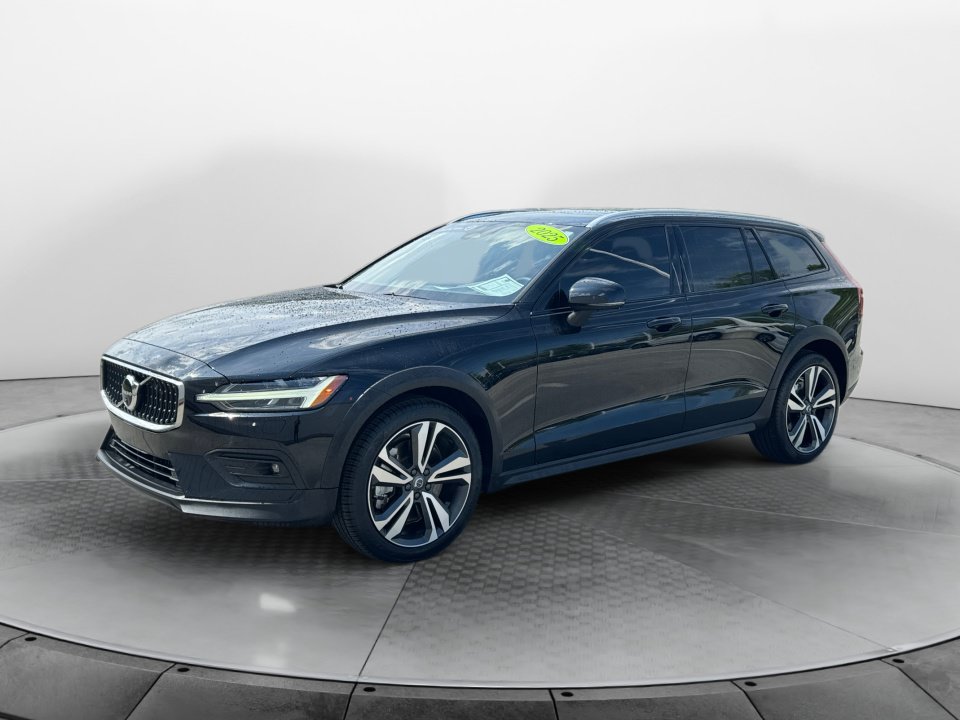 Used 2025 Volvo V60 B5 Cross Country Plus AWD/4WD image 3