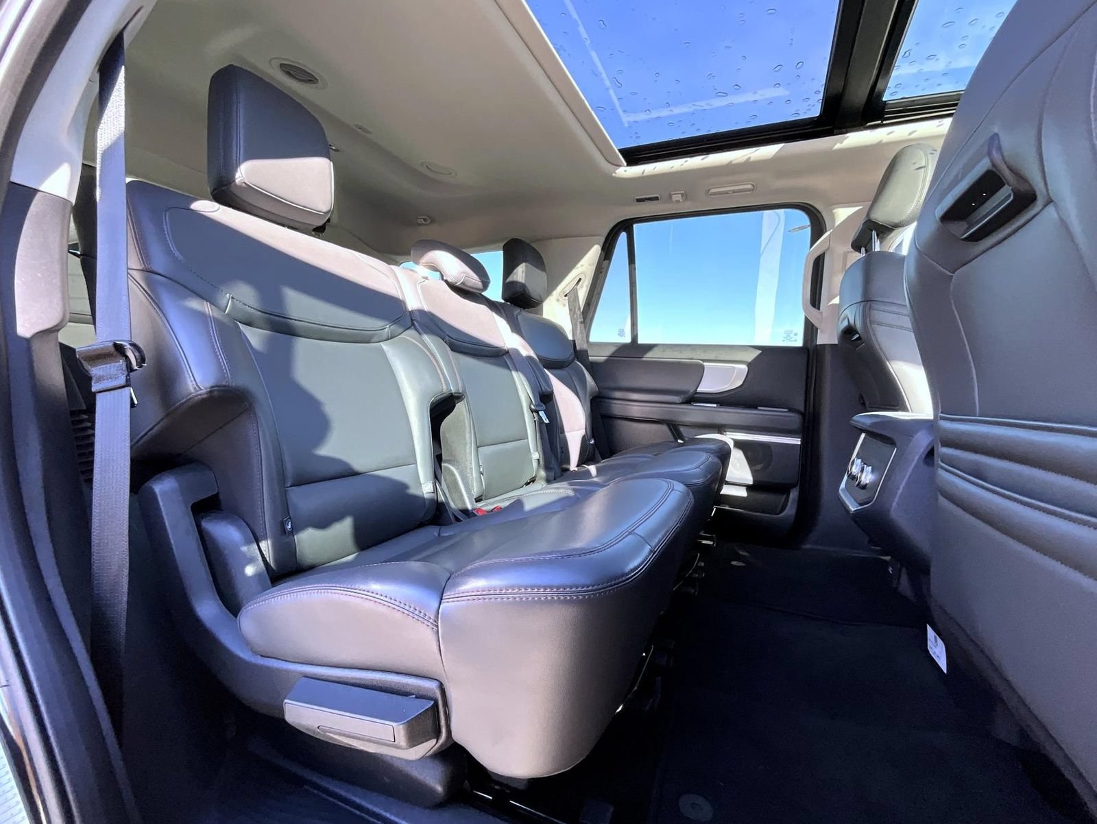 Used 2025 Ford Expedition Active AWD/4WD image 19
