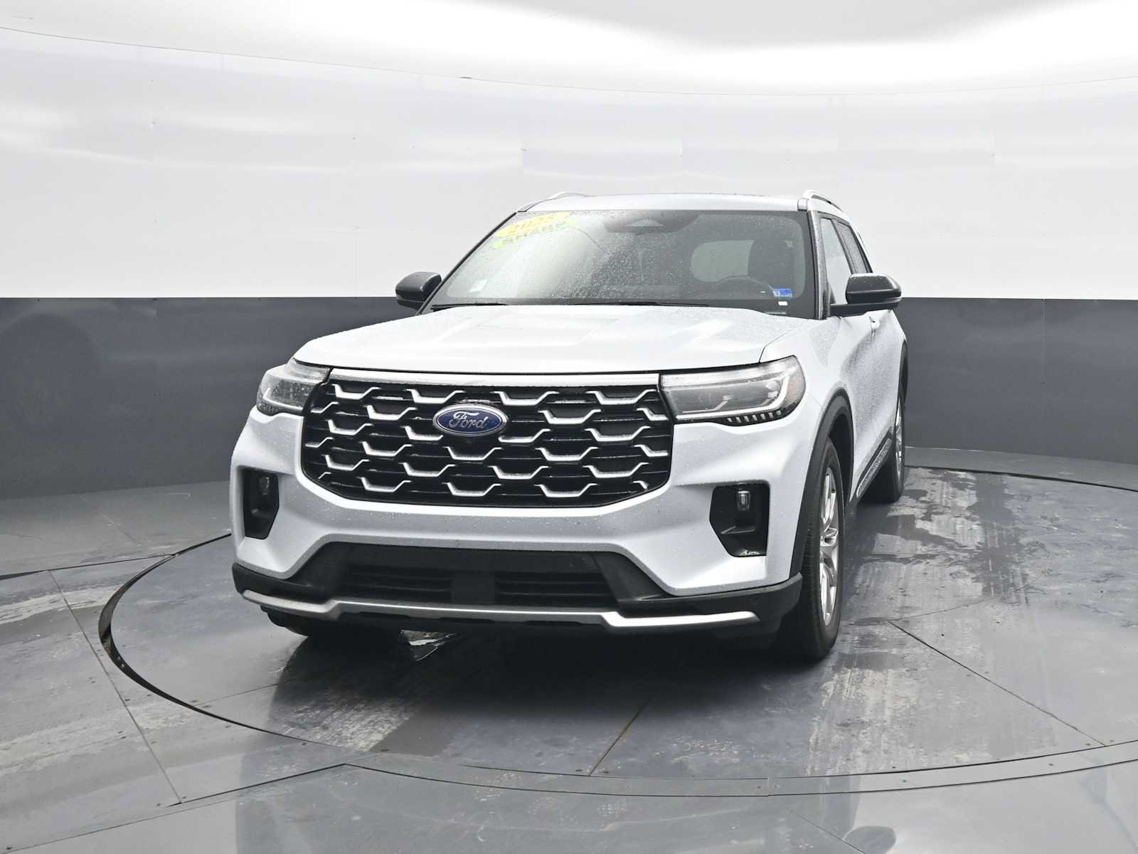 Used 2025 Ford Explorer Platinum RWD image 3